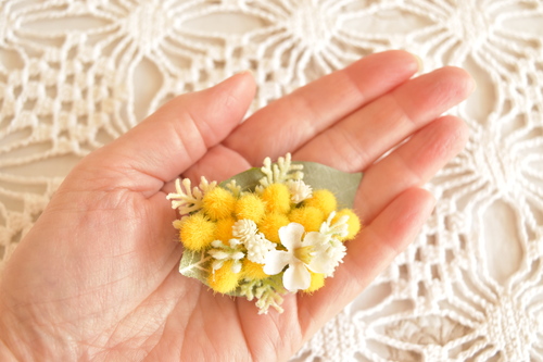 新作ミモザのコサージュは春をふんだんに味わえる小ぶりな作品です  